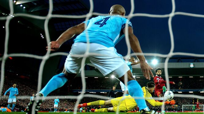 Salah dispara para anotar el primer gol del Liverpool ante la oposición de Ederson y Kompany.