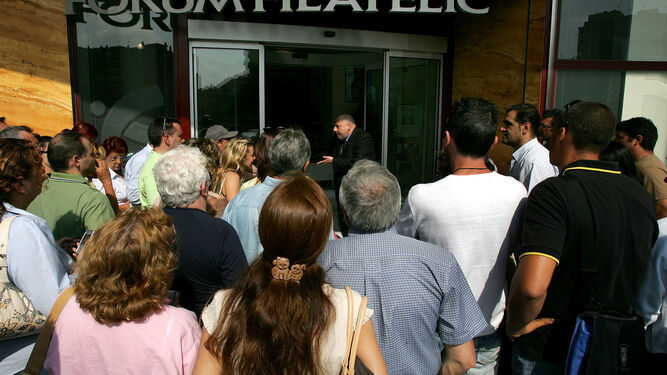 Clientes de la entidad acuden a retirar sus fondos a la sede de Málaga de Fórum filatélico, en una imagen de archivo