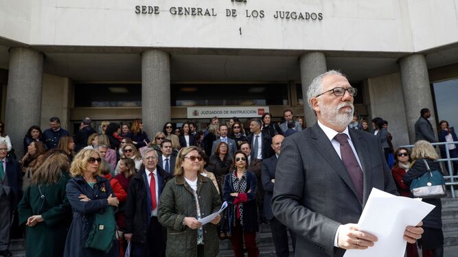 El juez decano de Madrid, Antonio Viejo, junto a otros jueces y fiscales durante la concentración en la sede general de juzgados.