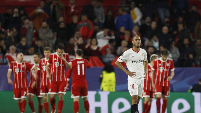 Guido Pizarro, en primer plano, se lamenta mientras los jugadores del Bayern Múnich celabran uno de sus goles en el Sánchez-Pizjuán.