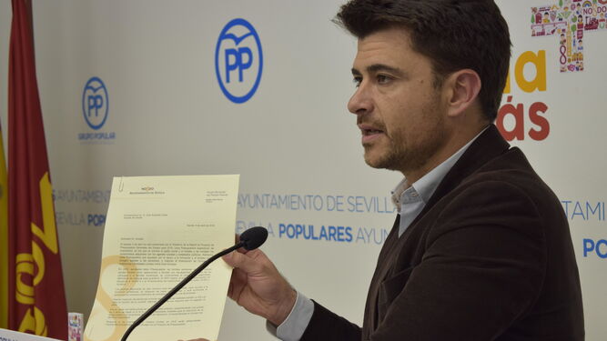 Beltrán Pérez muestra la carta enviada a Juan Espadas durante la rueda de prensa.