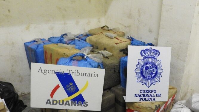 Fardos con 750 kilos de hachís intervenidos por la Agencia Tributaria y la Policía Nacional en el Campo de Gibraltar.