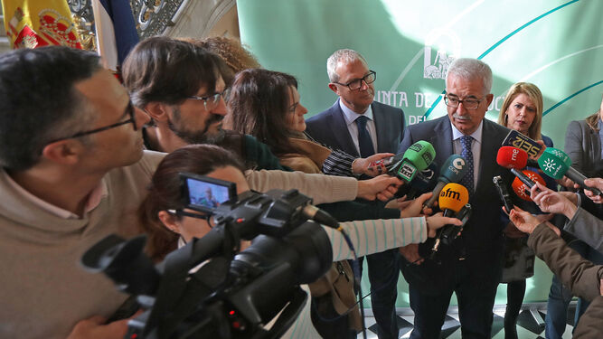 Manuel Jiménez Barrios atiende a los periodistas, ayer en Jerez.