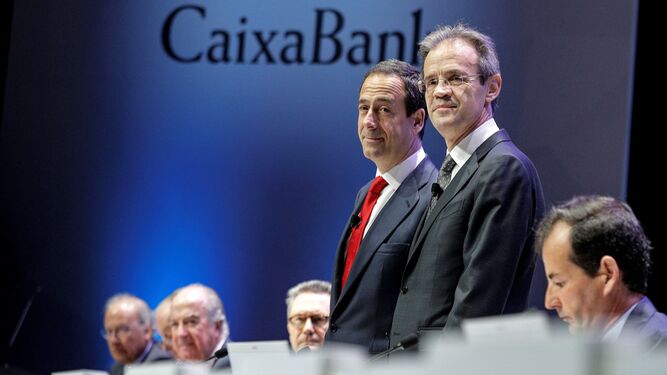 De izquierda a derecha, Gonzalo Gortázar y Jordi Gual, consejero delegado y presidente de Caixabank, respectivamente.