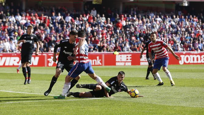 Fede San Emeterio -en el suelo- corta una pelota junto a David Carmona ante el Granada, el día de la primera de las cuatro victorias del filial en la liga.