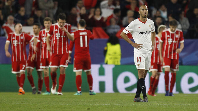 Guido Pizarro, en primer plano, se lamenta mientras los jugadores del Bayern  Múnich celabran uno de sus goles en el Sánchez-Pizjuán.