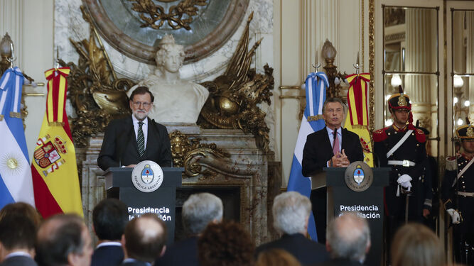 Mariano Rajoy en la rueda de prensa conjunta con el presidente argentino, Mauricio Macri, ayer en Buenos Aires.