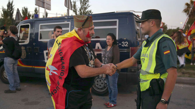 Un guardia civil recibe el reconocimiento de un simpatizante, el pasado otoño en Cataluña.