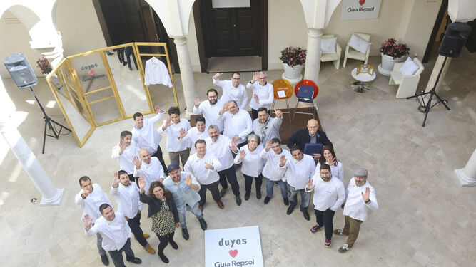 Algunos de los cocineros andaluces, junto a Juan Duyos, en la presentación de la iniciativa.