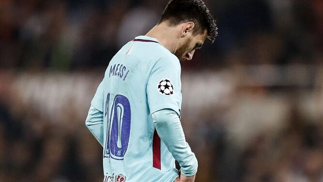 Messi, cabizbajo durante el partido ante la Roma.