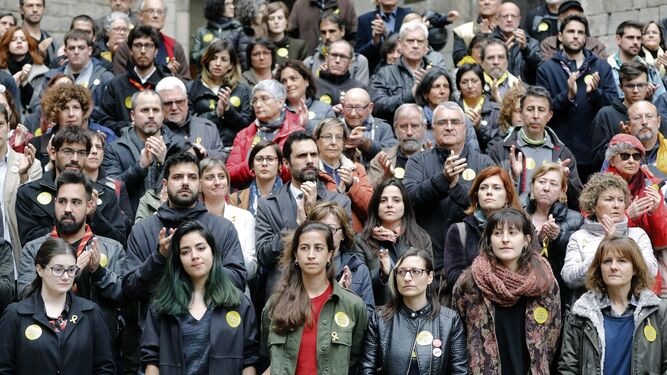 El presidente del Parlamento catalán, Roger Torrent (en el centro de la imagen), en un acto ayer en Barcelona de la plataforma En peu de pau (En pie de paz).