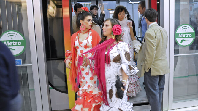 Varias flamencas salen de un vagón del Metro.