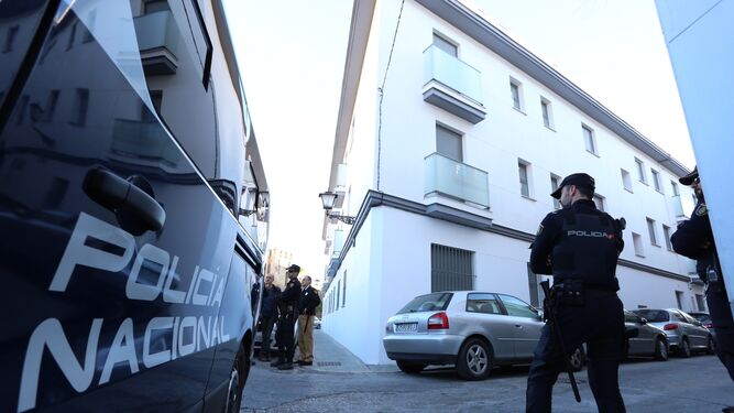 Fuerte presencia policial en torno al edificio construido en el solar que ocupa la comuna de Casas Viejas.