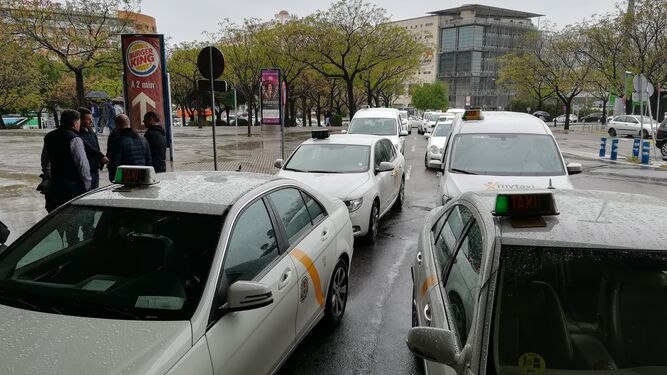 Taxis concentrados durante el paro de este viernes.