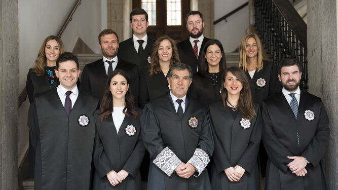 El presidente del TSJA, Lorenzo del Río, ayer en Granada con los nuevos jueces destinados a Andalucía.