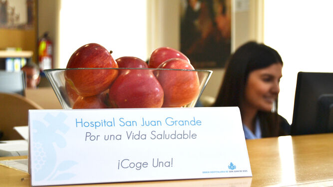 Fruteros con manzanas en distintos puntos del centro hospitalario.