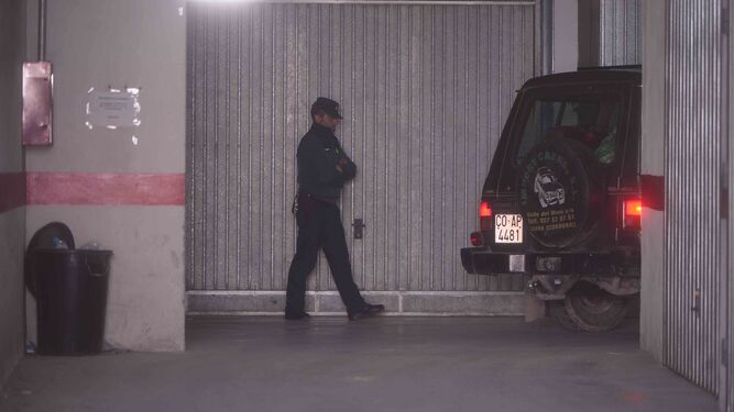 Un agente de la Guardia Civil custodia el garaje en el que fueron encontrados los dos hombres muertos.
