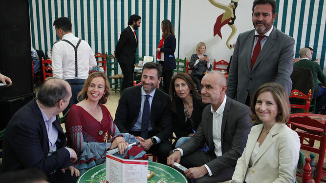 El delegado de Turismo, Antonio Muñoz, junto a los gerentes de Fibes y Turismo en la caseta del turista.