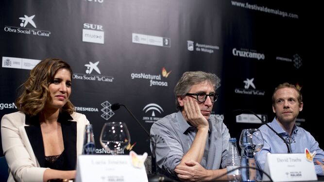 El director David  Trueba, en la presentación de 'Casi 40', junto a los actores Fernando Ramallo y Lucía Jiménez.