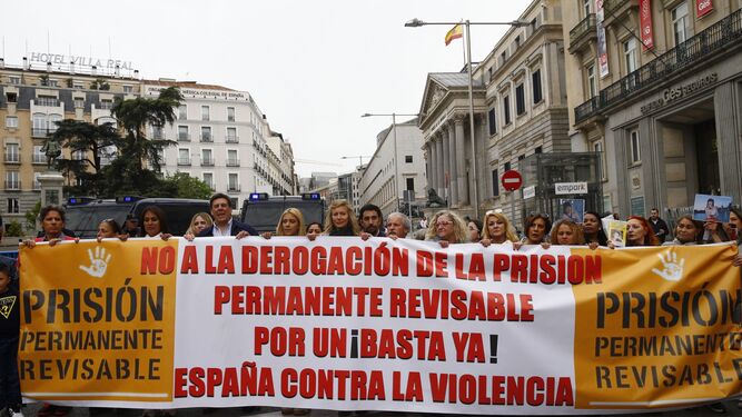 Vista general de la manifestación ayer en Madrid desde la Puerta del Sol hasta el Congreso de los Diputados para reclamar la No Derogación de la Prisión Permanente Revisable.