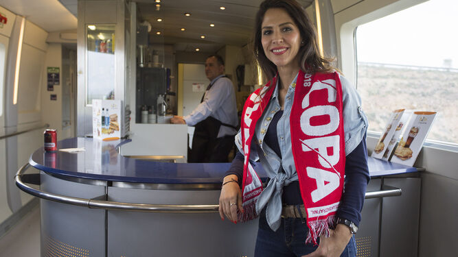 Carolina Alés, consejera del Sevilla, en la cafetería del AVE camino de Madrid.
