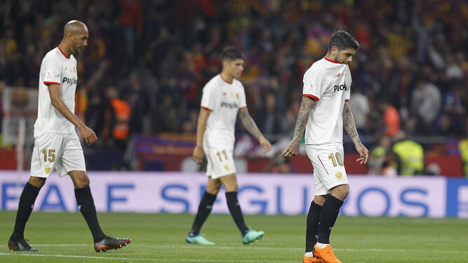 Decepción entre los jugadores del Sevilla tras la dura goleada.