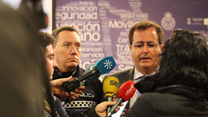 Juan Carlos Cabrera atendiendo a la prensa.