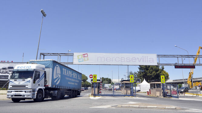 Un camión sale por la puerta principal de acceso a las instalaciones de Mercasevilla.