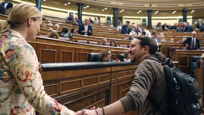 Pablo Iglesias saluda a la socialista Zaida Cantera ayer en el Congreso.