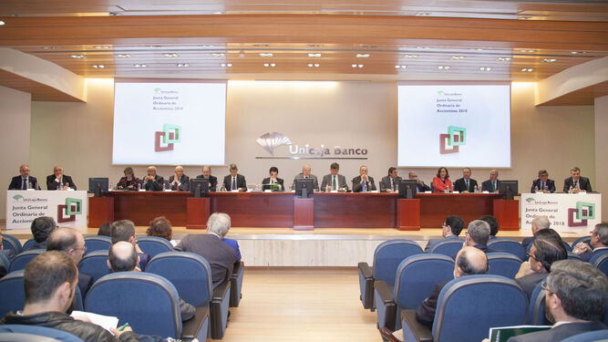 Vista de la junta general de accionistas que celebró ayer Unicaja Banco en su sede central en Málaga.