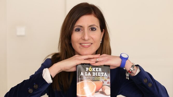 La 'coach' Federica Trombetta presentó en Sevilla su primer libro 'Póker a la dieta'.