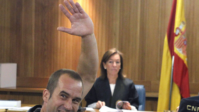 Garikoitz Aspiazu, alias 'Txeroki', saluda durante el juicio en la Audiencia Nacional en junio de 2011.