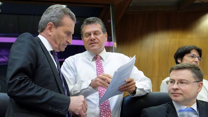 El comisario europeo de Presupuesto, Günther Oettinger, conversa con el vicepresidente comunitario para la Unión Energética, Maros Sefcovic, sin chaqueta, ayer en Bruselas.