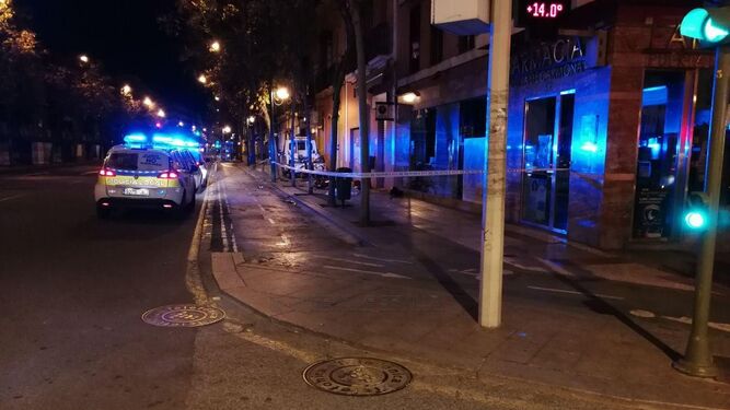 Patrulleros de la Policía Local, en la Puerta de Carmona, donde falleció un motorista en un accidente provocado por un camión de Lipasam en enero.
