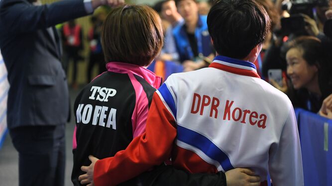Dos jugadoras de las dos Coreas se abrazan