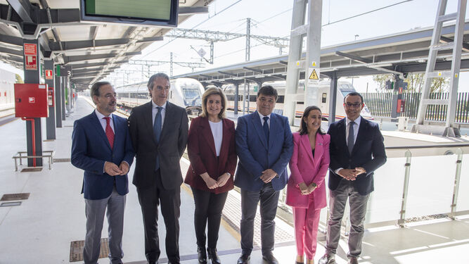 Felipe López, Íñigo de la Serna,  Fátima Báñez, Gabriel Cruz, Asunción Grávalos, Ignacio Caraballo, en la nueva estación.