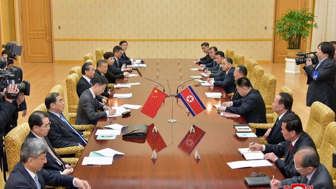 Las delegaciones de China y Corea del Norte, ayer durante su encuentro en Pyongyang.