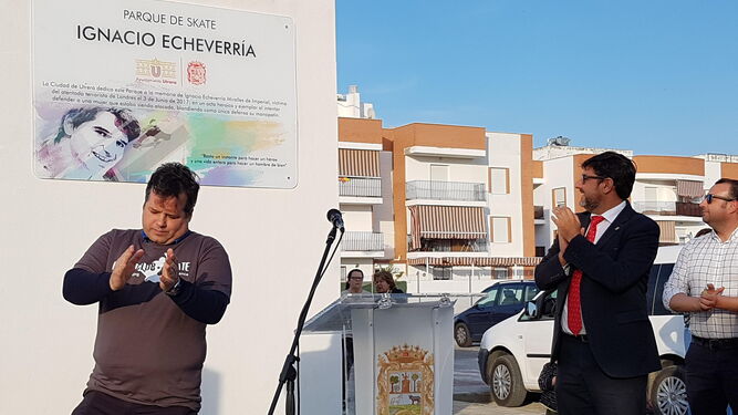 Joaquín Echeverría, hermano del patinador asesinado por los yihadistas, y el alcalde, tras descubrir la placa.