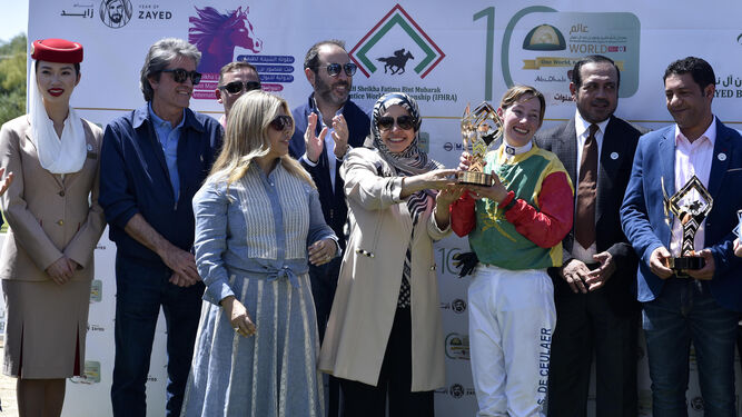 La amazona Sanne de Ceulaer recibe el premio como ganadora de la primera prueba.