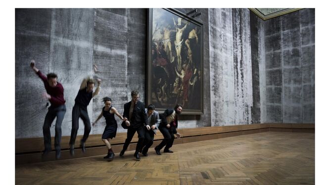 Los intérpretes evolucionan dentro de la recreación de la Sala Rubens del Museo de Bellas Artes de Amberes.
