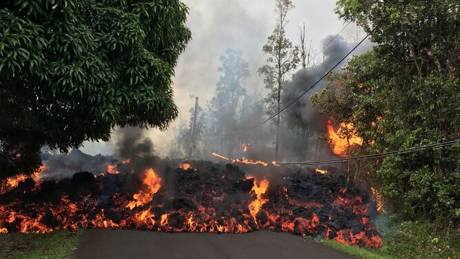 La lava de un volcán devora 26 casas en Hawái