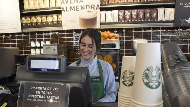 Una trabajadora de una de las cafeterías que Starbucks tiene en España.