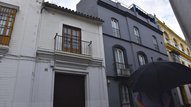 El derrumbe se produjo hace un mes en el edificio enclavado en el número 18 de la calle Doña María Coronel.