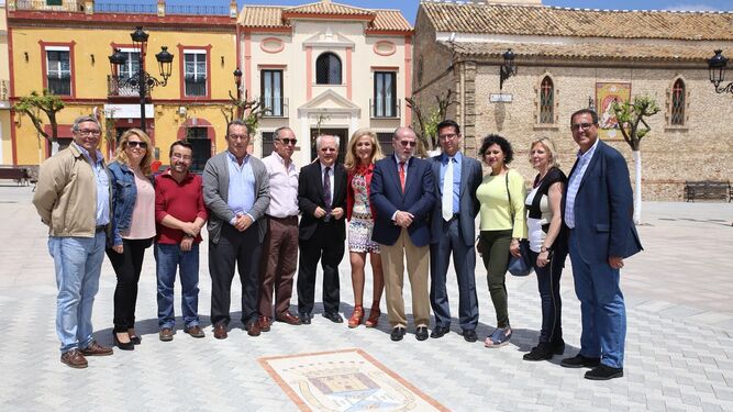 El presidente de la Diputación y la alcaldesa de Castilleja de la Cuesta, ayer en la localidad.