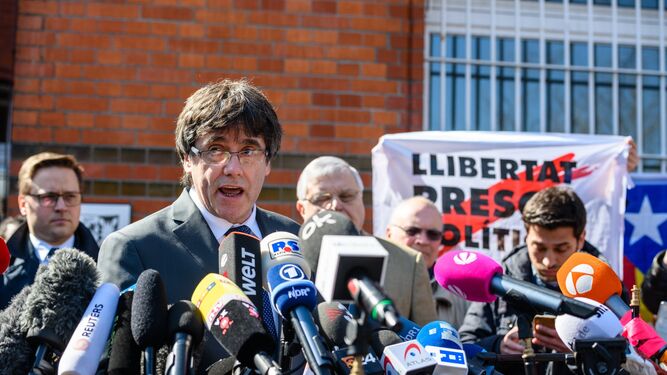 Puigdemont atendiendo a los medios tras abandonar la cárcel de Neumünster.