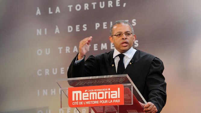 El abogado Max Adam defendiendo su trabajo en el Memorial de Caen.
