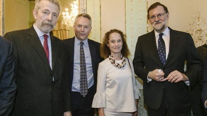 l Hernán Cortés y su esposa Cristina Álvarez de Sotomayor junto a Rajoy y José Joly.