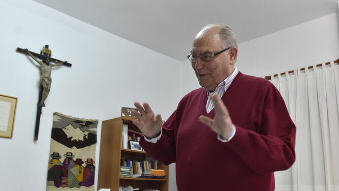 Manuel Moreno, en su despacho parroquial, con algún recuerdo de sus viajes pastorales por Latinoamérica.