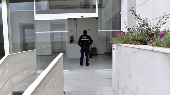 Un policía local, en la entrada del edificio.