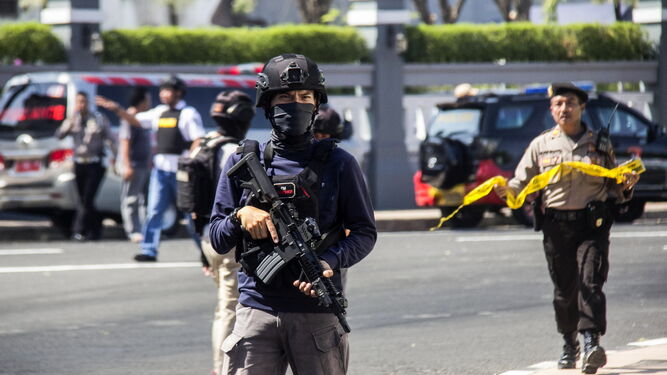 La policía indonesia acordona la zona afectada por la explosión de una motocicleta.